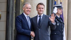 El presidente francés, Emmanuel Macron, da la bienvenida al primer ministro de Canadá, Mark Carney, a su llegada al Elíseo este viernes.