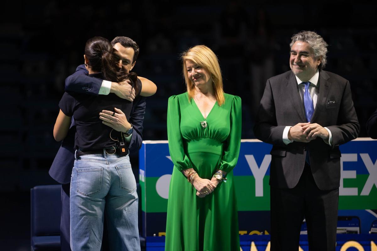 Imágenes de las autoridades presentes durante el homenaje a la deportista onubense Carolina Marín, tras anunciar su retiro del bádminton. De izquierda a derecha, el presidente de la Junta de Andalucía, Juanma Moreno, la alcaldesa de Huelva, Pilar Miranda y el presidente del Consejo Superior del Deporte, José Manuel Rodríguez. El homenaje ha tenido lugar en la previa a la celebración de la final del Campeonato Europeo de Bádminton en el Palacio de Deportes Carolina Marín (Huelva). En Huelva, a 12 de abril de 2026. Carolina Marín anunció oficialmente su retirada del bádminton profesional el 26 de marzo de 2026. A sus 32 años, la campeona olímpica y tres veces campeona mundial puso fin a su carrera debido a las secuelas de la grave lesión de rodilla sufrida durante los Juegos Olímpicos de París 2024, de la cual no logró recuperarse plenamente para la alta competición. 12 ABRIL 2026 Clara Carrasco / Europa Press 12/04/2026. Juanma Moreno;Pilar Miranda;José Manuel Rodríguez;Carolina Marín;Clara Carrasco