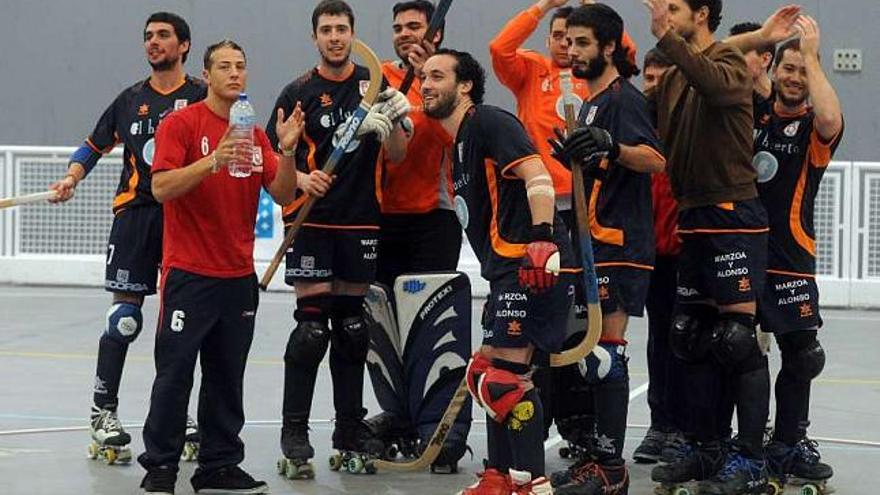 Los jugadores del Borbolla celebran al final del partido de ayer su ascenso a Primera Nacional. / juan varela