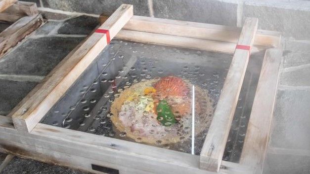 Un plato de gastronomía geotérmica, cocinado con el vapor que emana una fuente termal de Beppu (Japón).