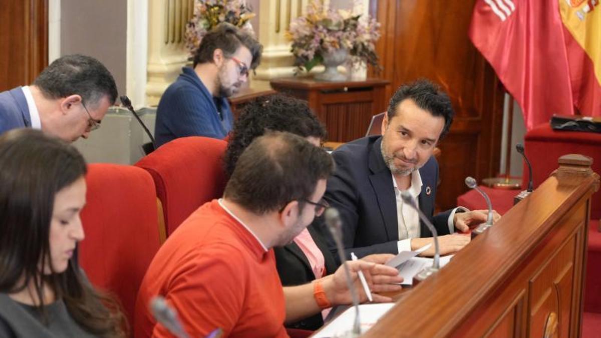Imagen de archivo de Ricardo Cabezas en el salón de plenos del Ayuntamiento de Badajoz.