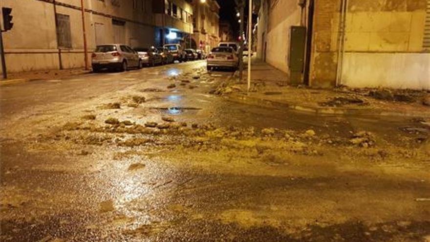 500 kilos de toallitas y aceite usado causan el gran atasco del Llaurador en Vila-real