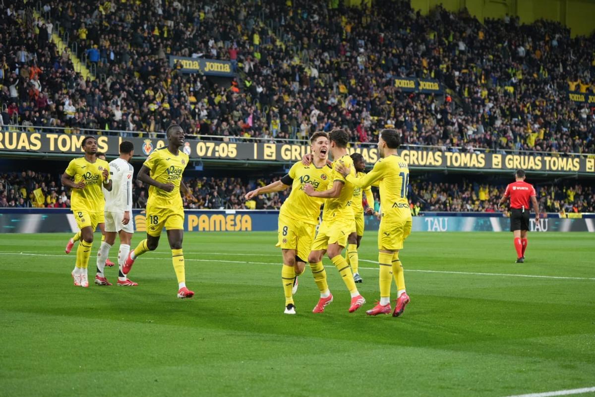 Juan Foyth celebra su gol con el Villarreal ante el Real Madrid.