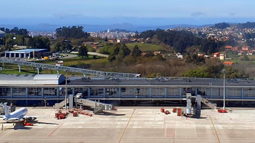 Vista general del aeropuerto de Peinador con Vigo al fondo.// M. G. Brea