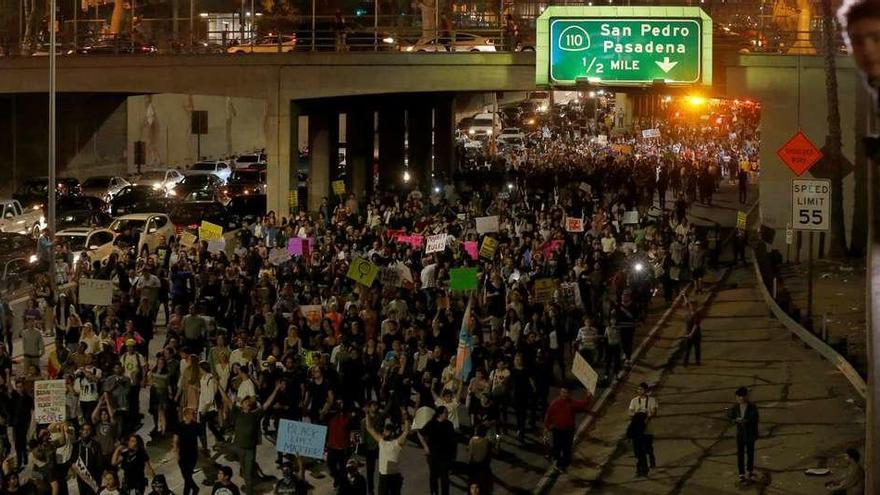 Manifestantes toman una autovía en Los Ángeles en protesta por la elección de Trump como presidente de EE UU. // Reuters