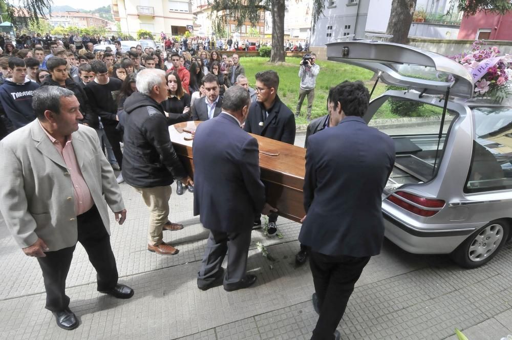 Funeral en Laviana por Marta Pérez, la joven de 17 años fallecida en accidente de tráfico.