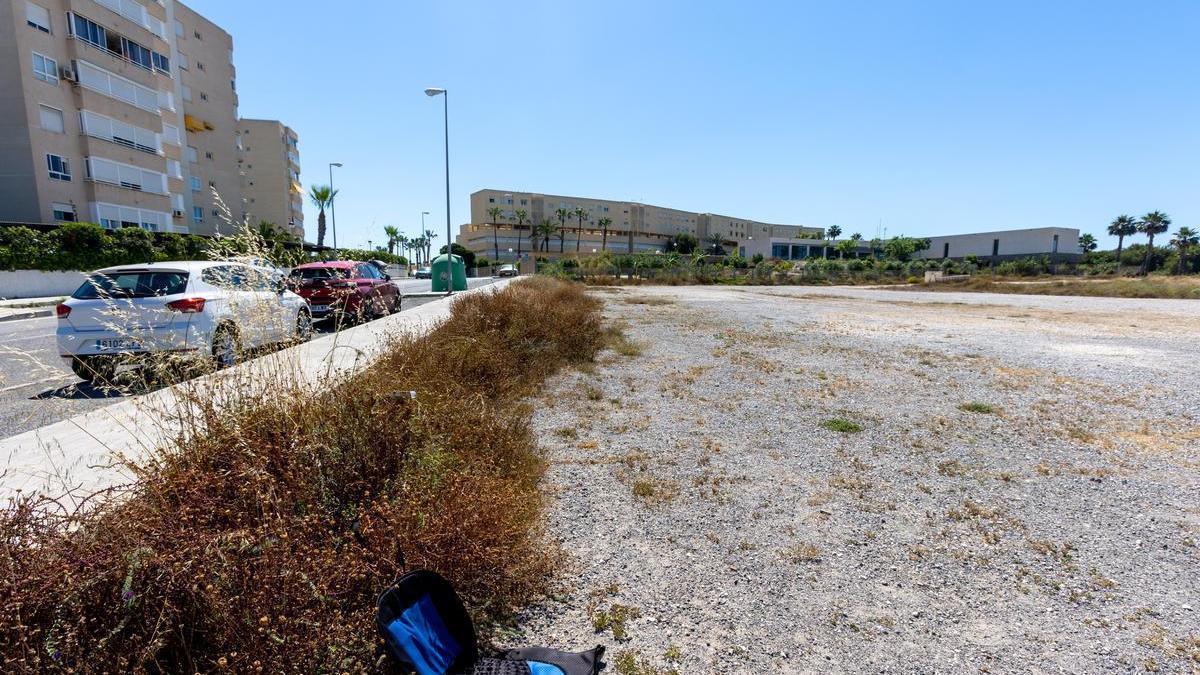 El solar de Urbanova, a la salida del barrio, donde el bipartito proyecta trasladar el aparcamiento de autocaranas que se quitó de Playa de San Juan