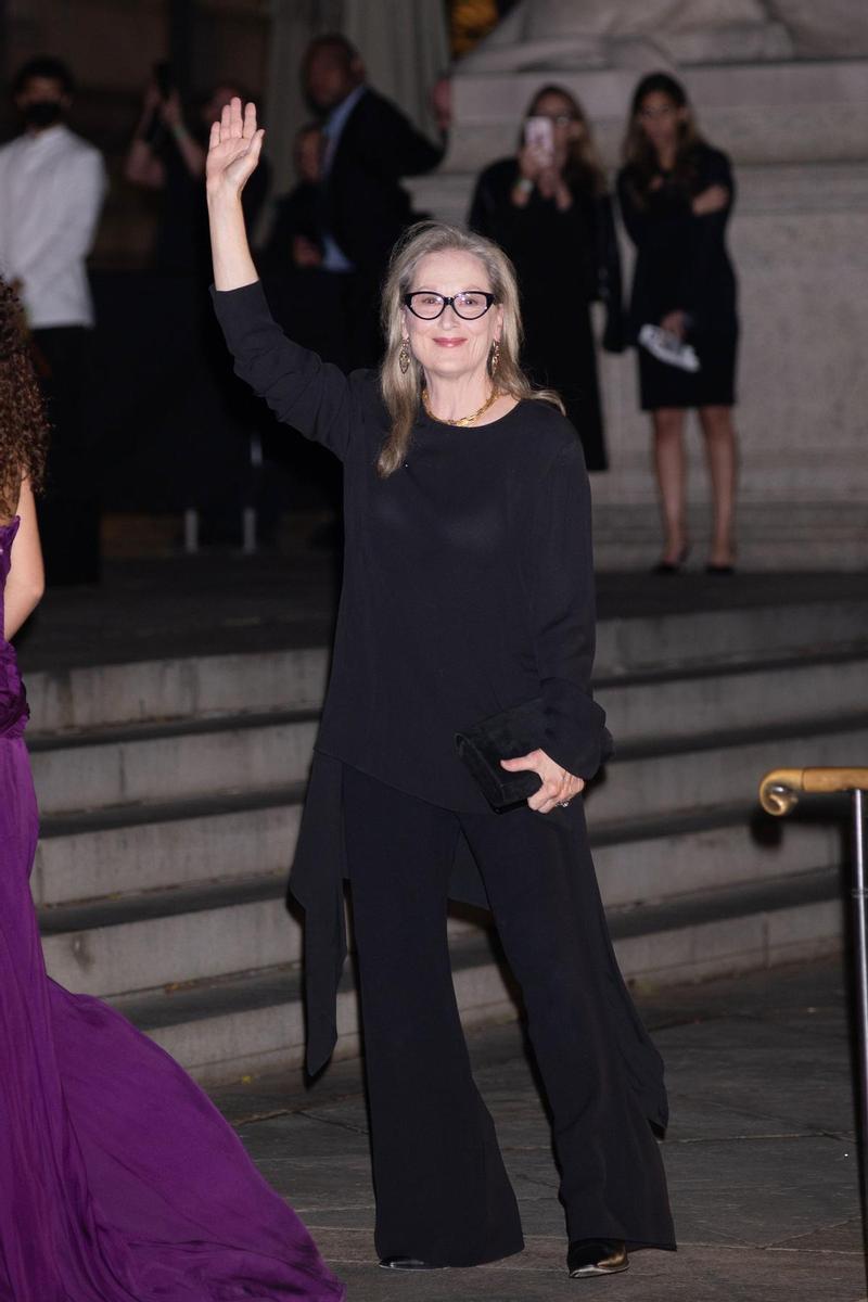 Meryl Streep, sobria, de negro.