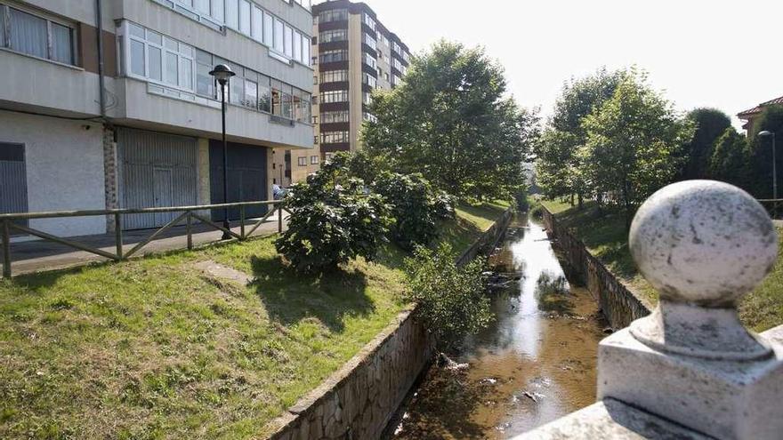 Zona del río Raíces, en Salinas, por la que irá la red de saneamiento.