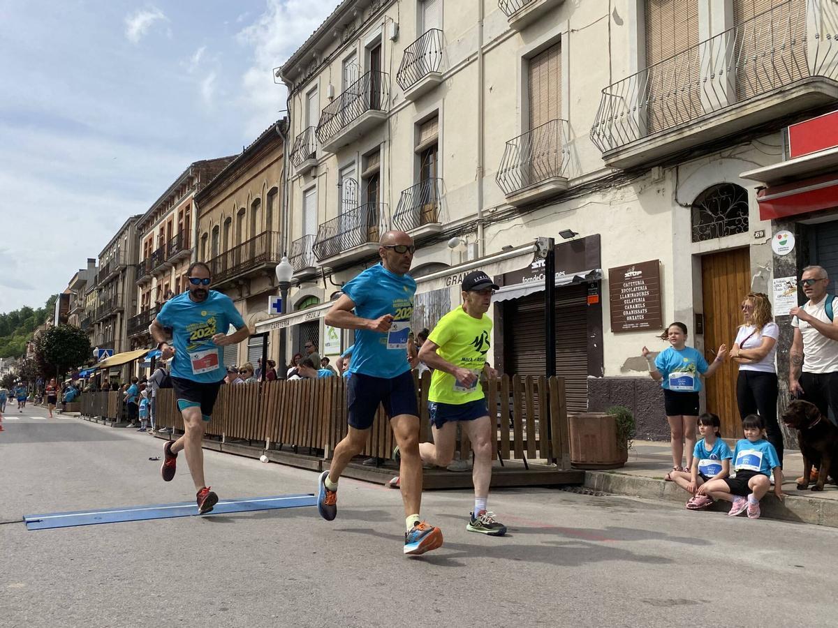 La cursa solidària impulsada per la Fundació la Llar omple de vida i col·laboració el centre de Gironella