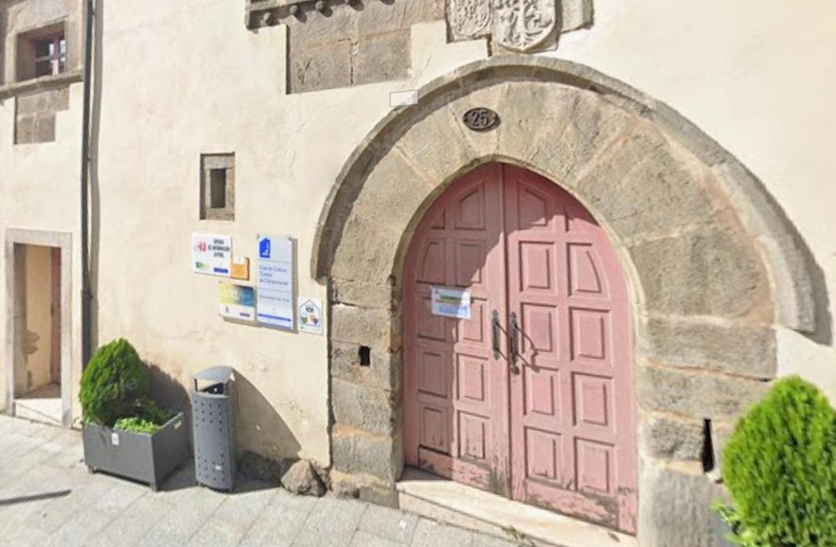 Entrada a la Casa de Cultura de Tineo.
