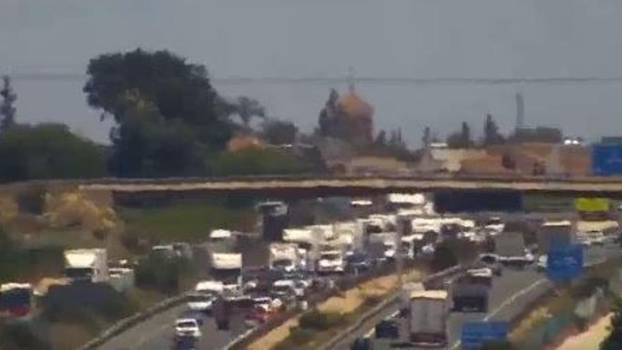 Un accidente provoca dos kilómetros de retenciones en la A-7 a la altura de Alhama