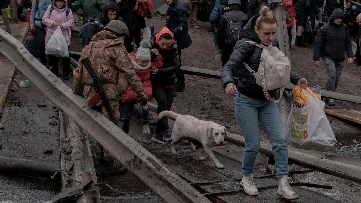 People flee from the city of Irpin in Kyiv region