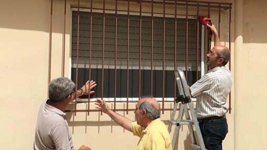 Las mosquiteras fueron instaladas ayer en el Virgen de la Luz.