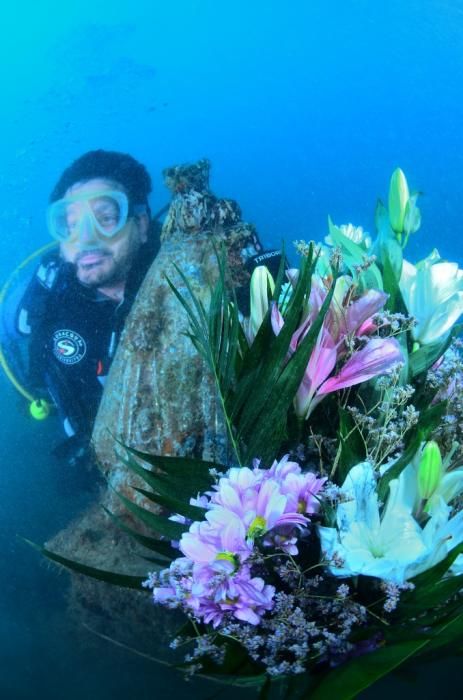 Así se ofrenda a la Virgen bajo el agua