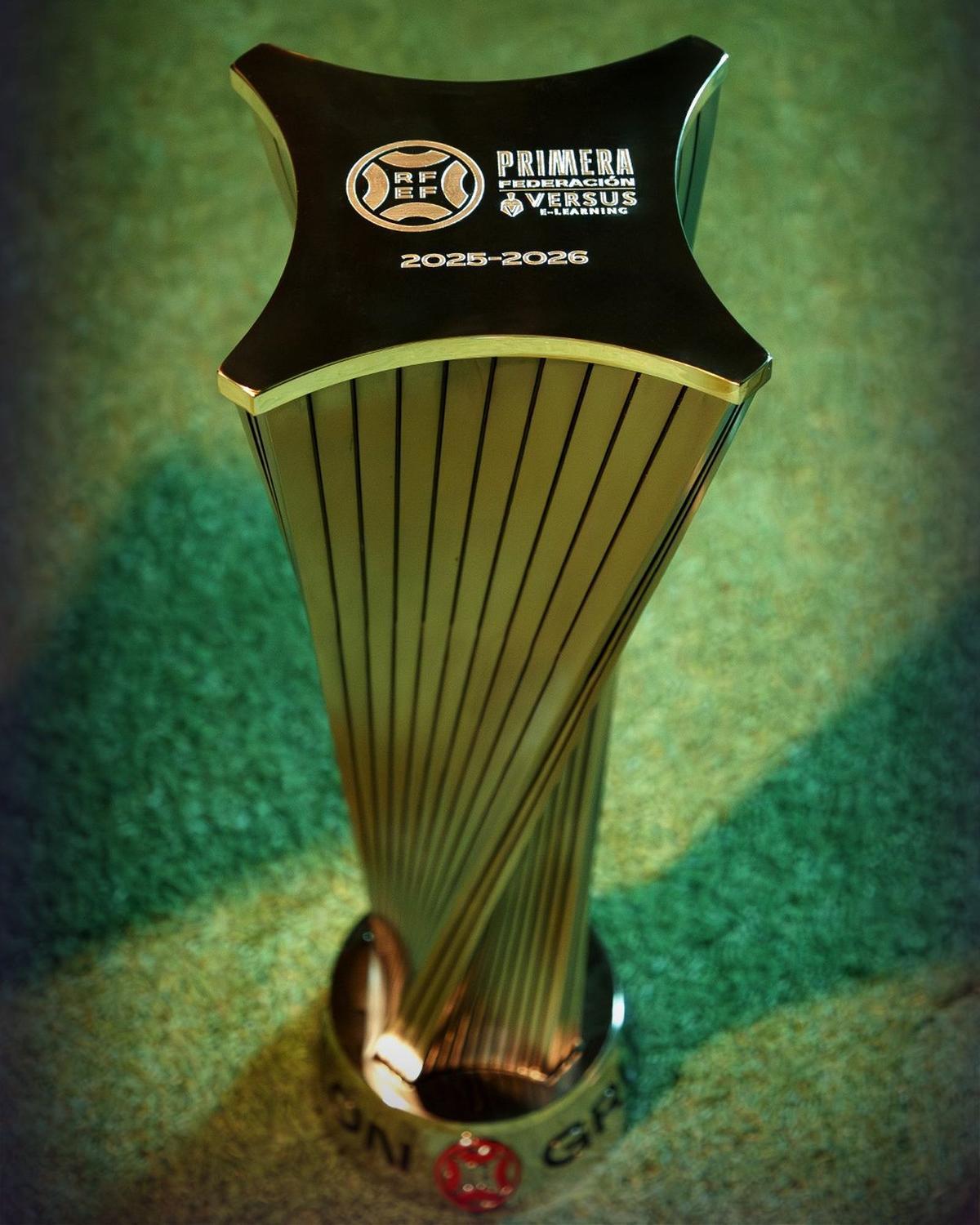 Trofeo que recibirá el CD Tenerife por ser campeón de grupo en Primera Federación