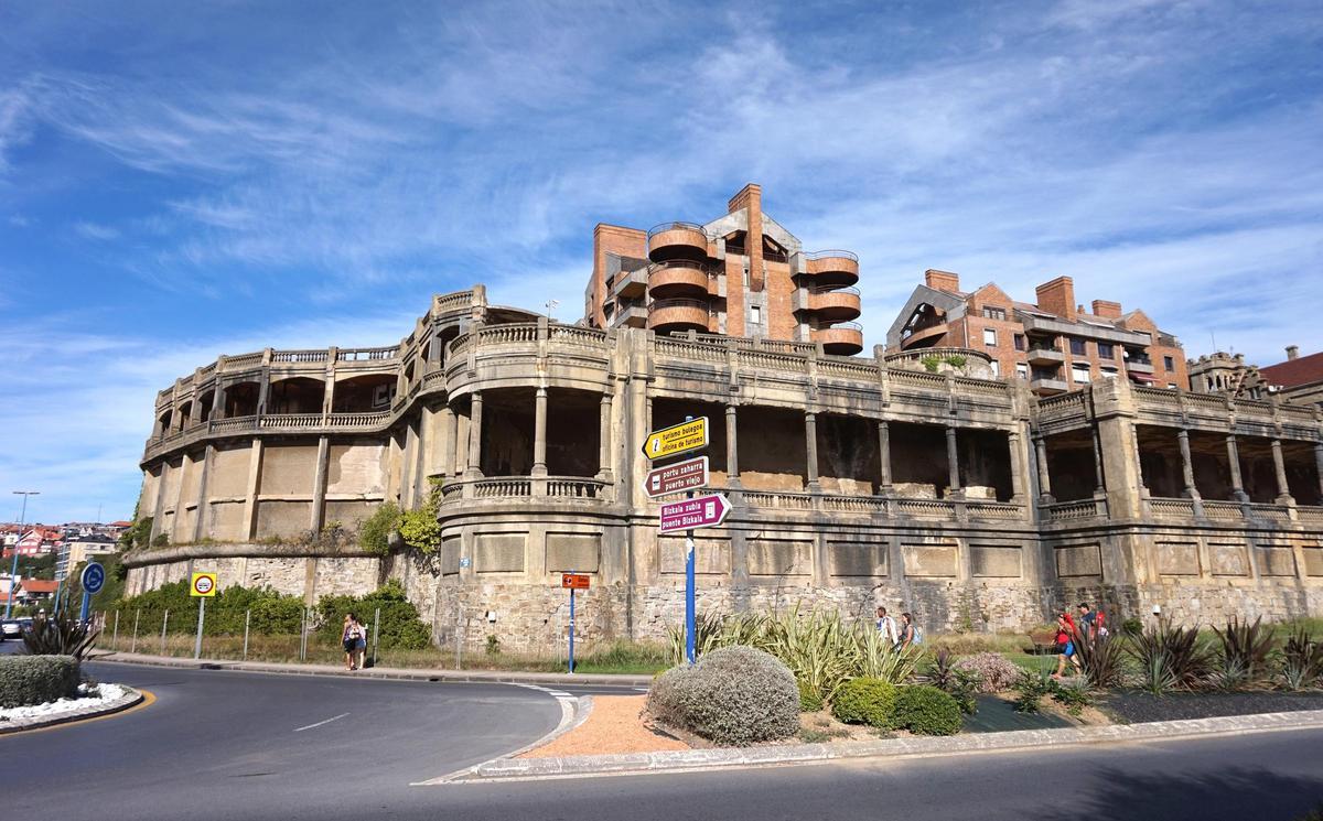 Lo que queda de las antiguas Galerías Punta Begoña
