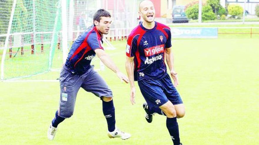 Barral persigue a Matabuena durante un ejercicio en el entrenamiento de ayer.