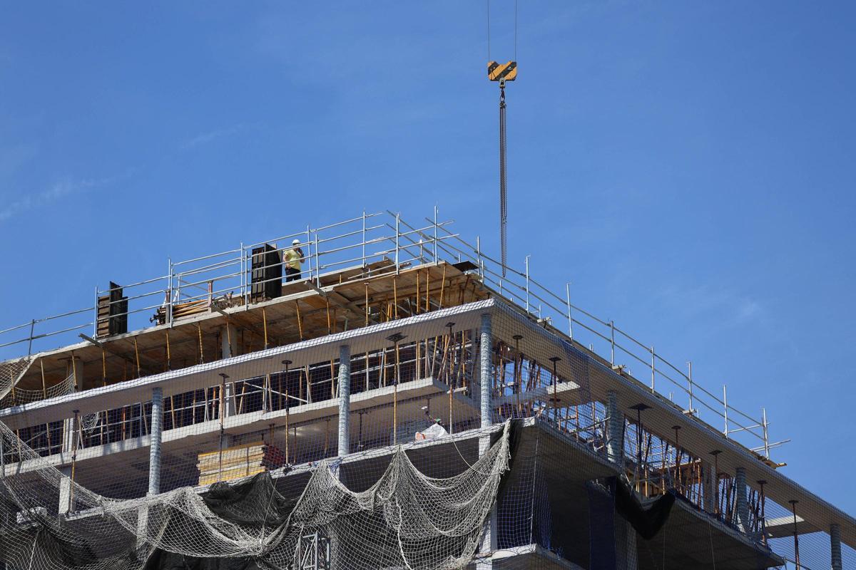 Edificio de viviendas en construcción en Patraix, ayer.
