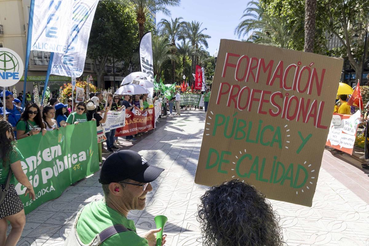 Noveno día de huelga de profesores: la lucha docente sigue viva en Alicante Noveno día de huelga de profesores: la lucha docente sigue viva en Alicante