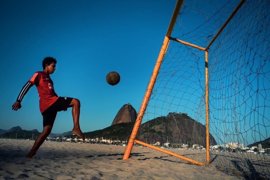 Jugando al fútbol en la playa de Botafogo