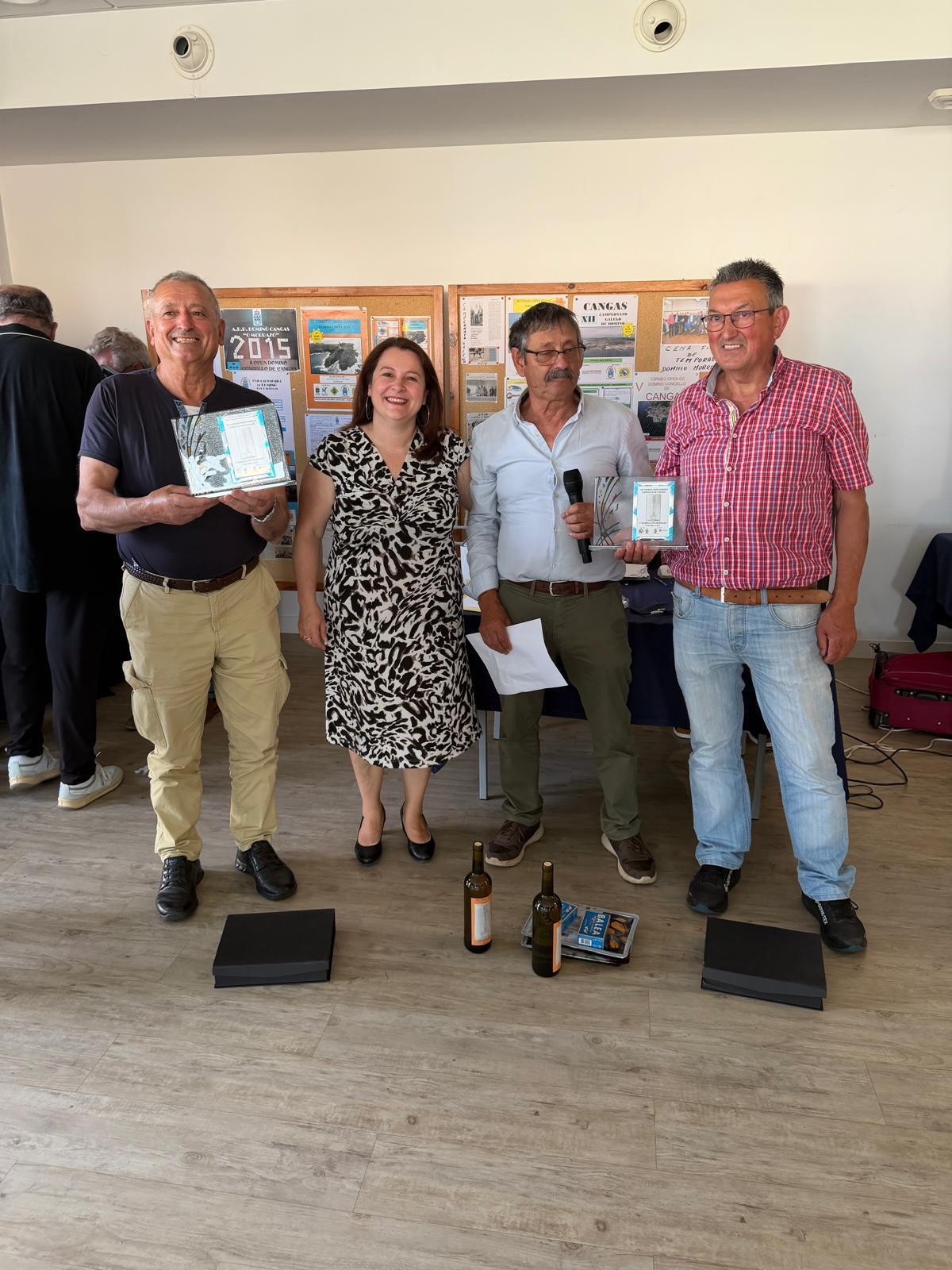 Entrega del premio a la pareja de O Morrazo integrada por Belarmino González y Luis Núñez.