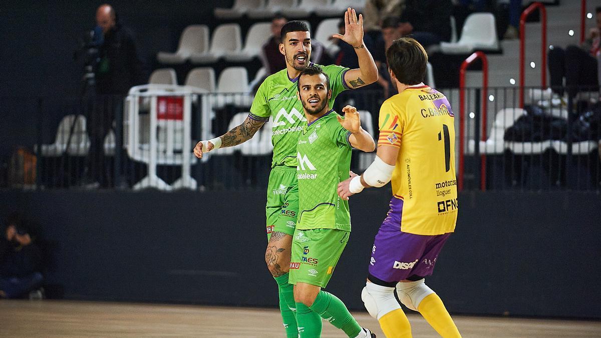 Bruno Gomes, Salar y Barrón se felicitan tras un gol del Palma Futsal.