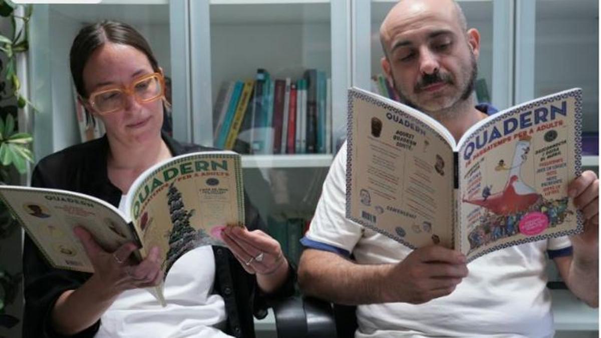 Maria Junyent i Joan Ferrús amb els seus Quaderns Blackie