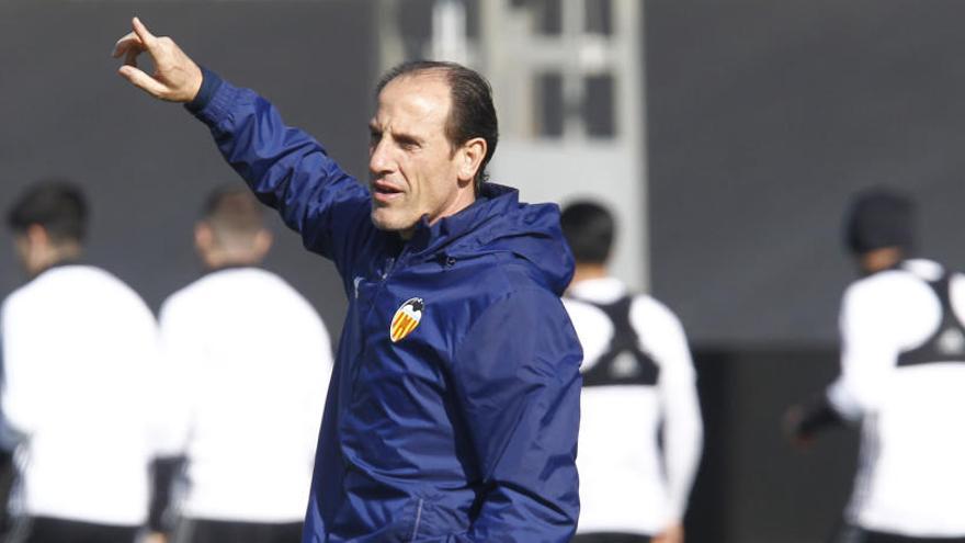 Voro González da órdenes a sus ayudantes, en los primeros minutos del entrenamiento de ayer en la ciudad deportiva de Paterna.