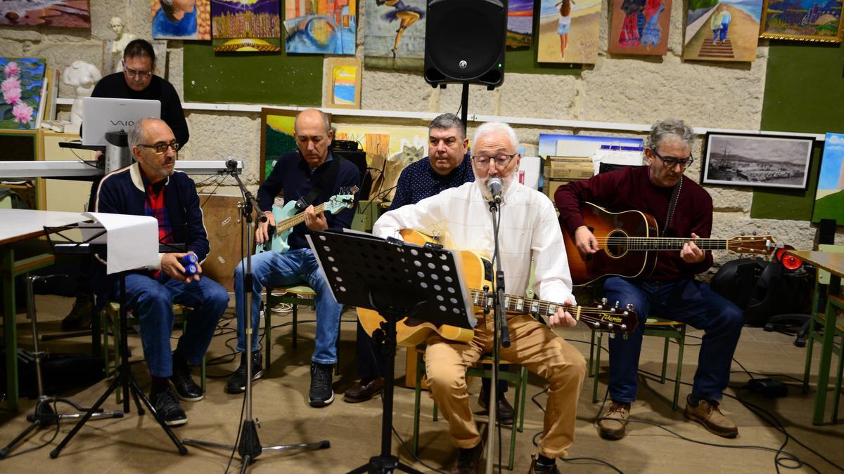 Integrantes de "Varalonga" en la presentación de su nuevo álbum "Sempre Mar".