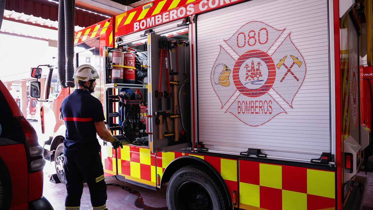Un bombero, junto a un vehículo en una imagen de archivo.
