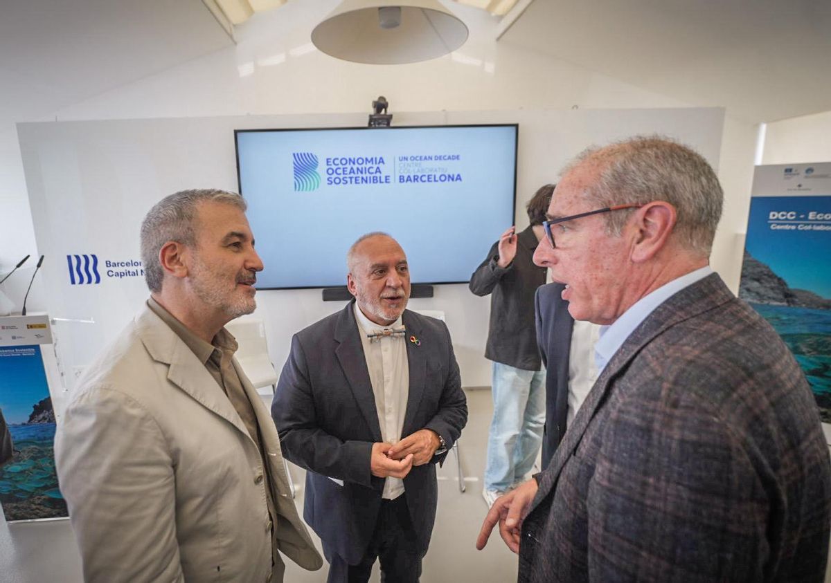 El alcalde Jaume Collboni conversa con el secretario de Estado de Innovación, Juan Carlos Cigudosa, y el presidente del Port de Barcelona, Alberto Carbonell.