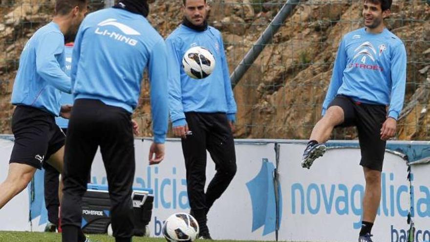 Oubiña golpea el balón, ayer, junto a Túñez, Samuel y De Lucas. // Jorge Santomé