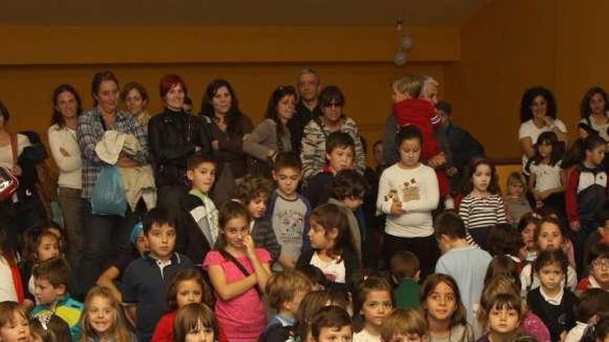 Niños de O Grove, en una de las actividades de la biblioteca.  // Muñiz