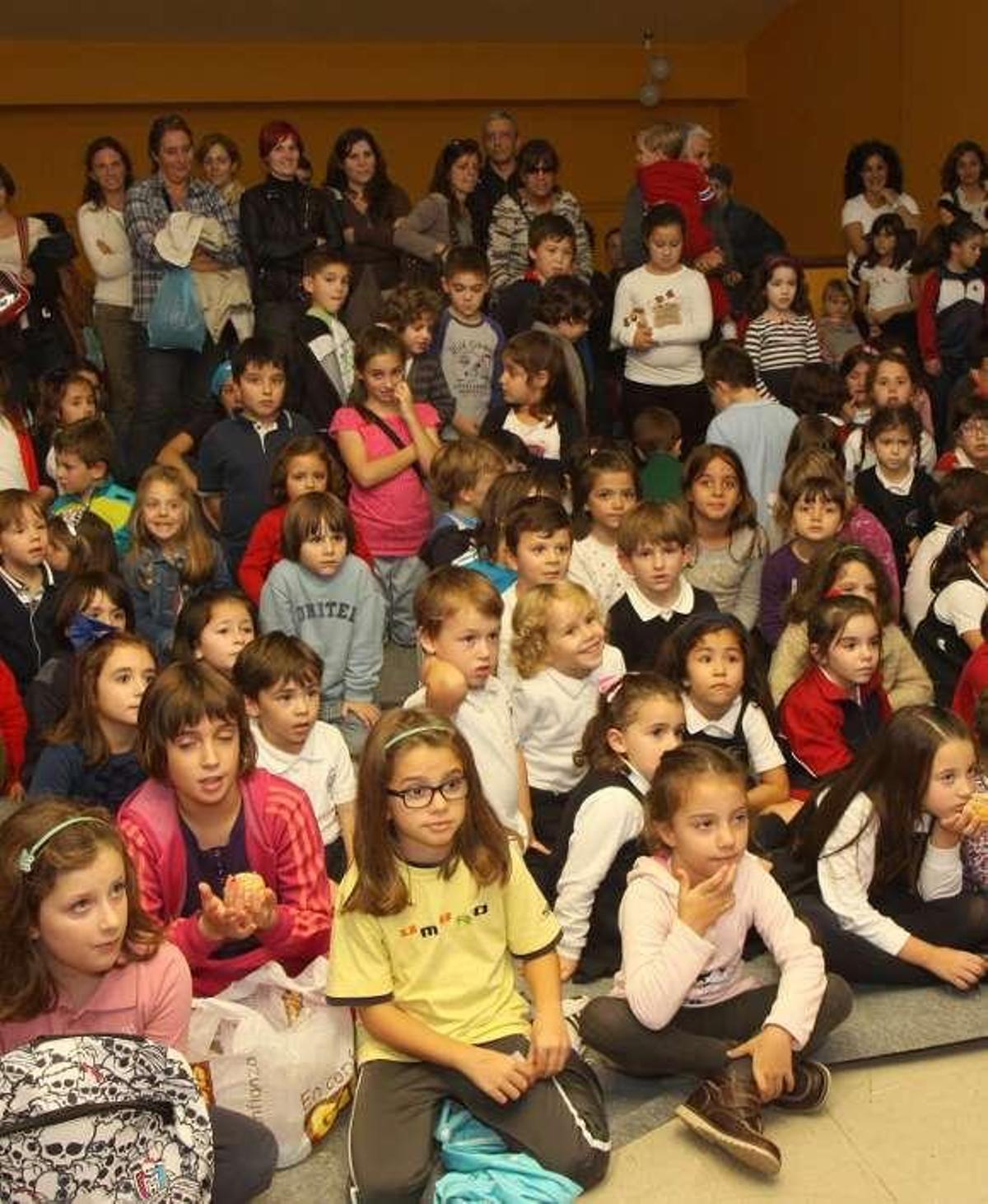Niños de O Grove, en una de las actividades de la biblioteca. // Muñiz