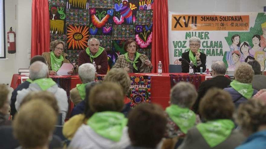 Por la izquierda, Nieves Álvarez, de Cáritas; Miguel Ángel García Balbuena, concejal de Participación Ciudadana; Matilde Díaz, activista, y Cristina Busto, de &quot;Tercer Mundo&quot;, ayer, en el centro sociocultural de Llaranes.