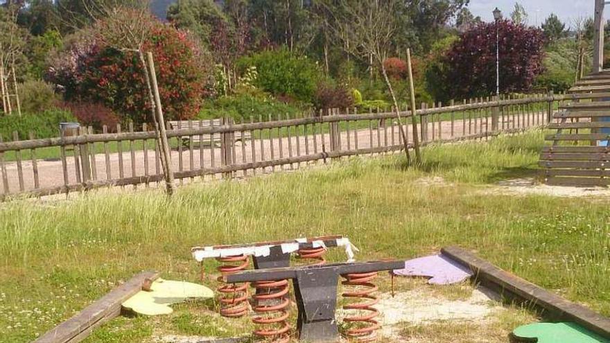 Estado de deterioro de un parque infantil en Torneiros. // D.P.