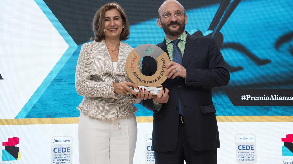 La directora corporativa de Persones i Organització de Repsol, Carmen Muñoz, recollint el premi en la modalitat &#039;gran empresa&#039;