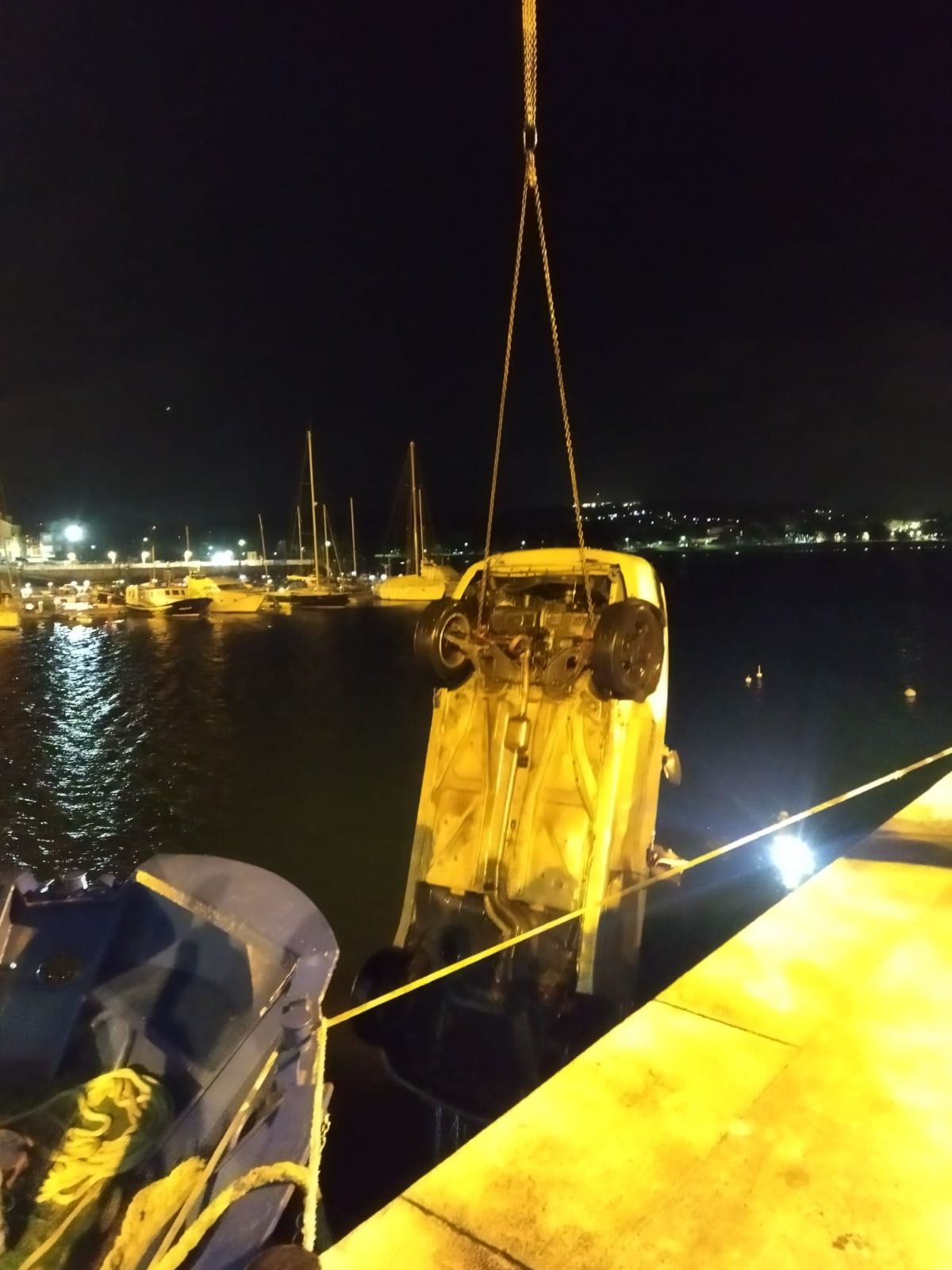 Un varón pierde la vida al precipitarse al mar con su coche en el puerto de Escarabote