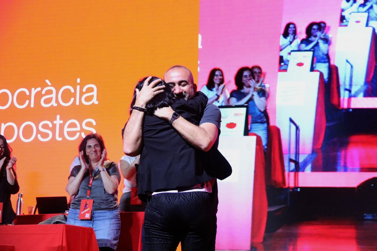 Belén López abraza Javier Pacheco tras ser proclamada secretaria general de CCOO de Catalunya.