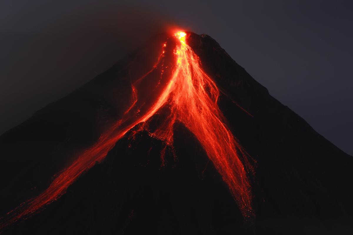 El volcán Mayón sigue activo en Filipinas