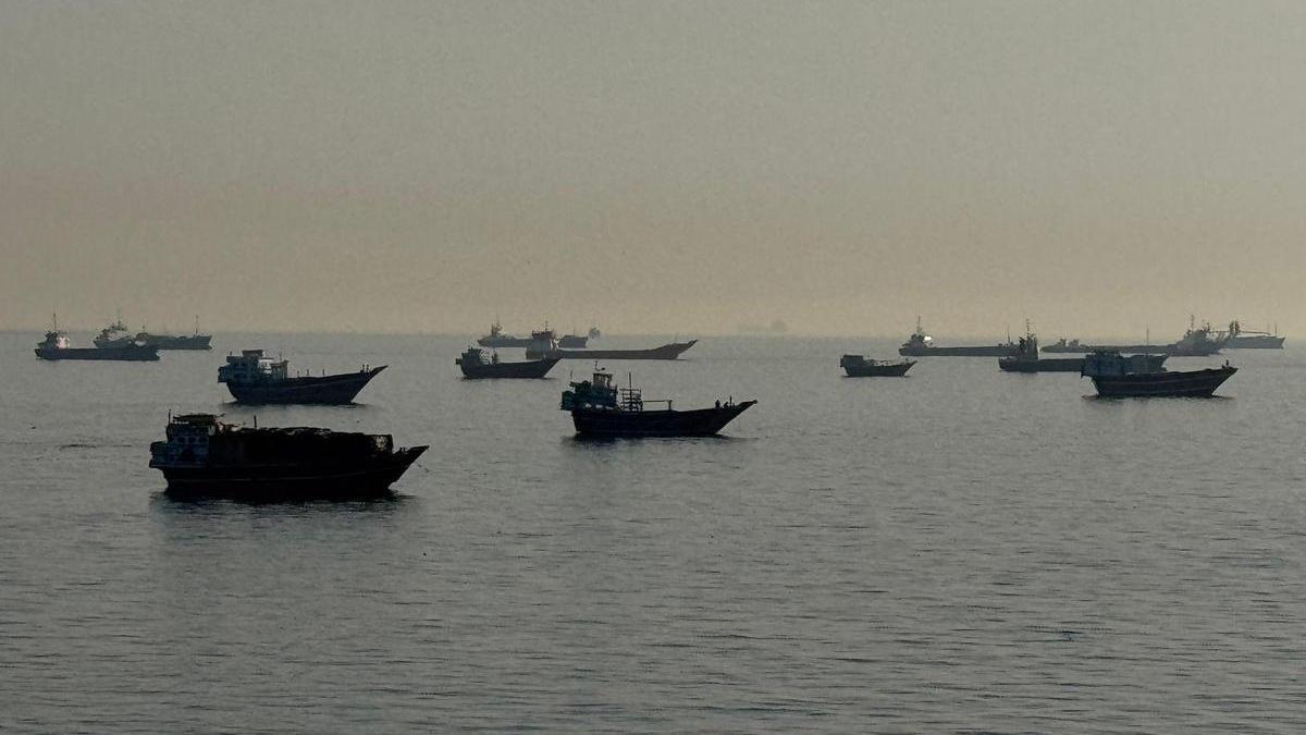Buques anclados en el estrecho de Ormuz, frente a la ciudad portuaria de Khasab, en la península de Musandam, al norte de Omán, el 17 de mayo de 2026.
