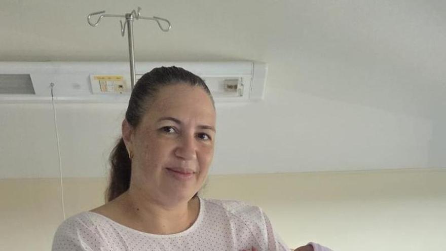 La mujer que dio a luz en una pastelería de s'Arenal: "Mi hijo nació con olor a dulce"