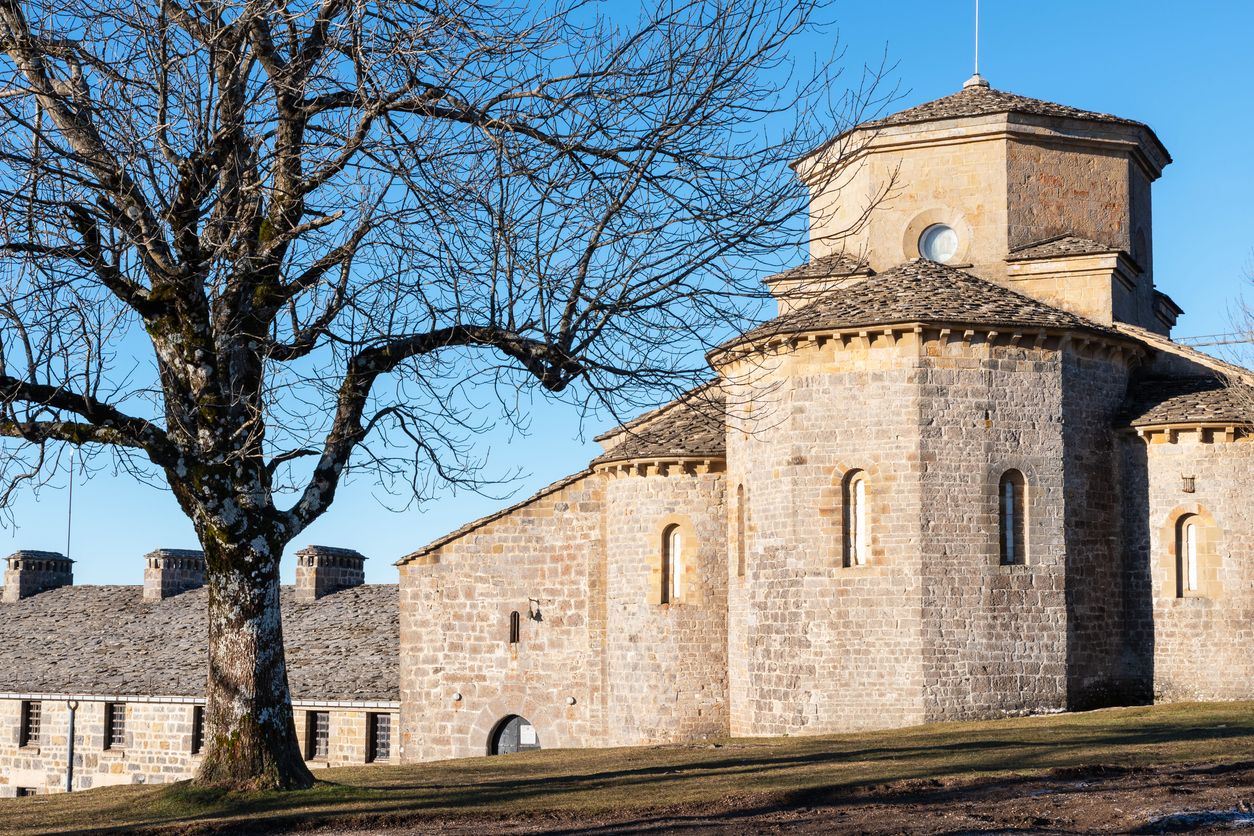 El santuario de San Miguel de Aralar en Navarra