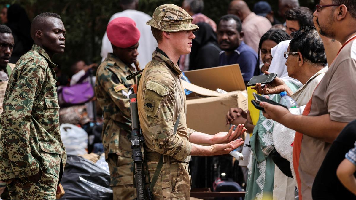 Militares entregan ayuda humanitaria en Sudán.