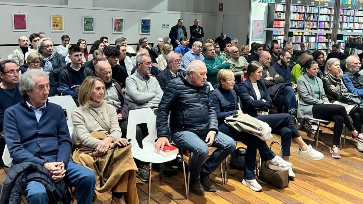 En la Casa del Libro de Barcelona se ha reunido mucho público para asistir a la presentación de Dios salve a Pep, de Martí Perarnau