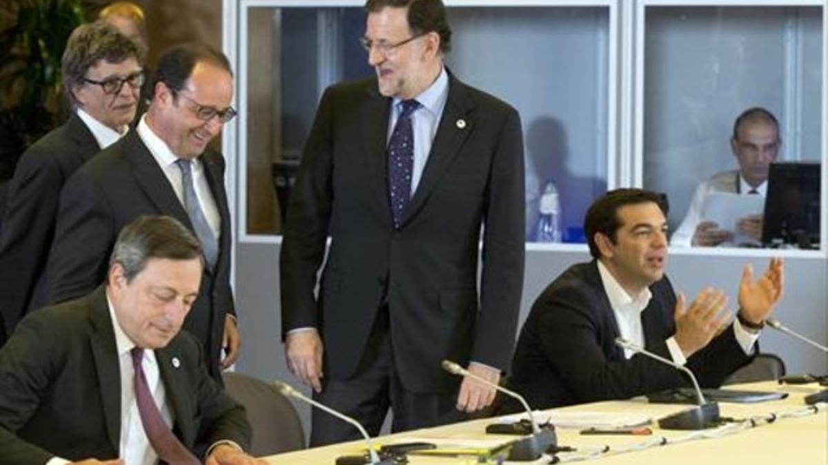 Aislamiento 8 Alexis Tsirpas, sentado, junto a Rajoy, Hollande y Draghi, ayer en Bruselas.