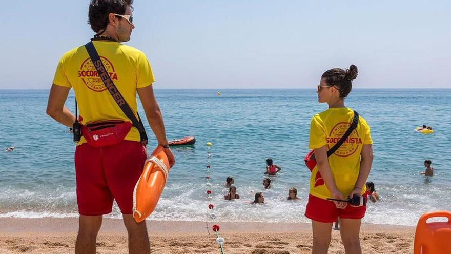 Un parell de socorristes fent tasques de vigilància l&#039;any passat, en una platja de la Costa Brava