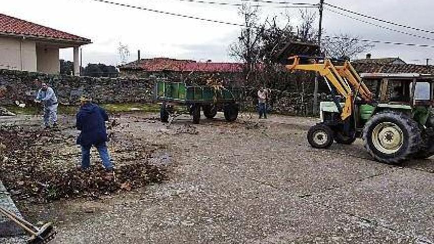 Limpieza de calles en Monumenta, realizada a prestación personal con la voluntaria colaboración de los vecinos.