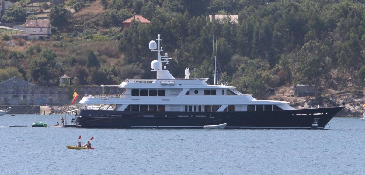 YATE VALORIA B AMANCIO ORTEGA FONDEADO EN RIA DE ALDAN